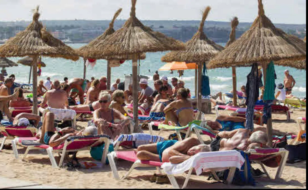 Turistas en una playa de Mallorca. 