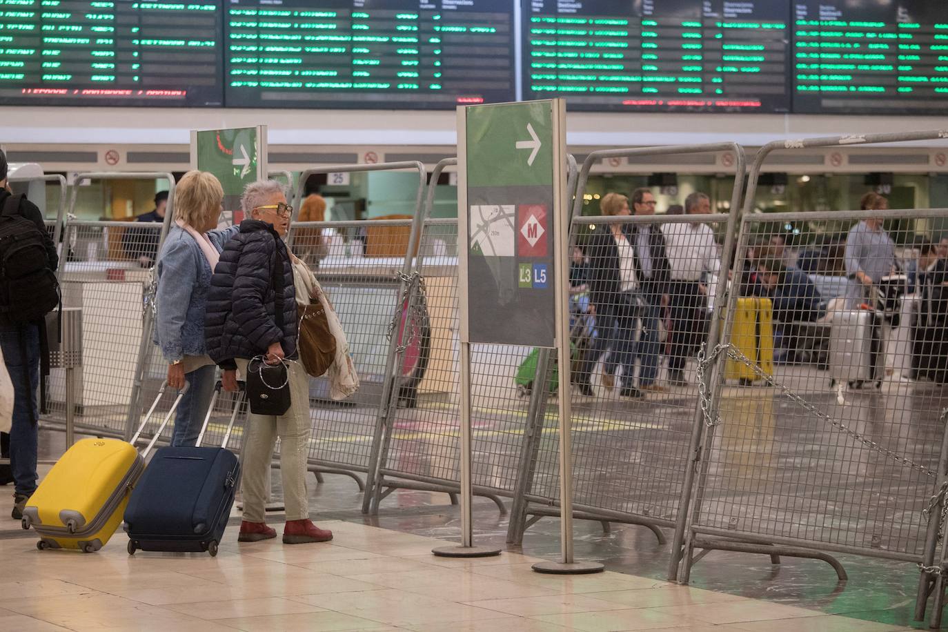 Dos usuarias tratan de entrar en la zona de AVE de la Estación de Sants que se encuentra vallada en prevención de posibles incidentes