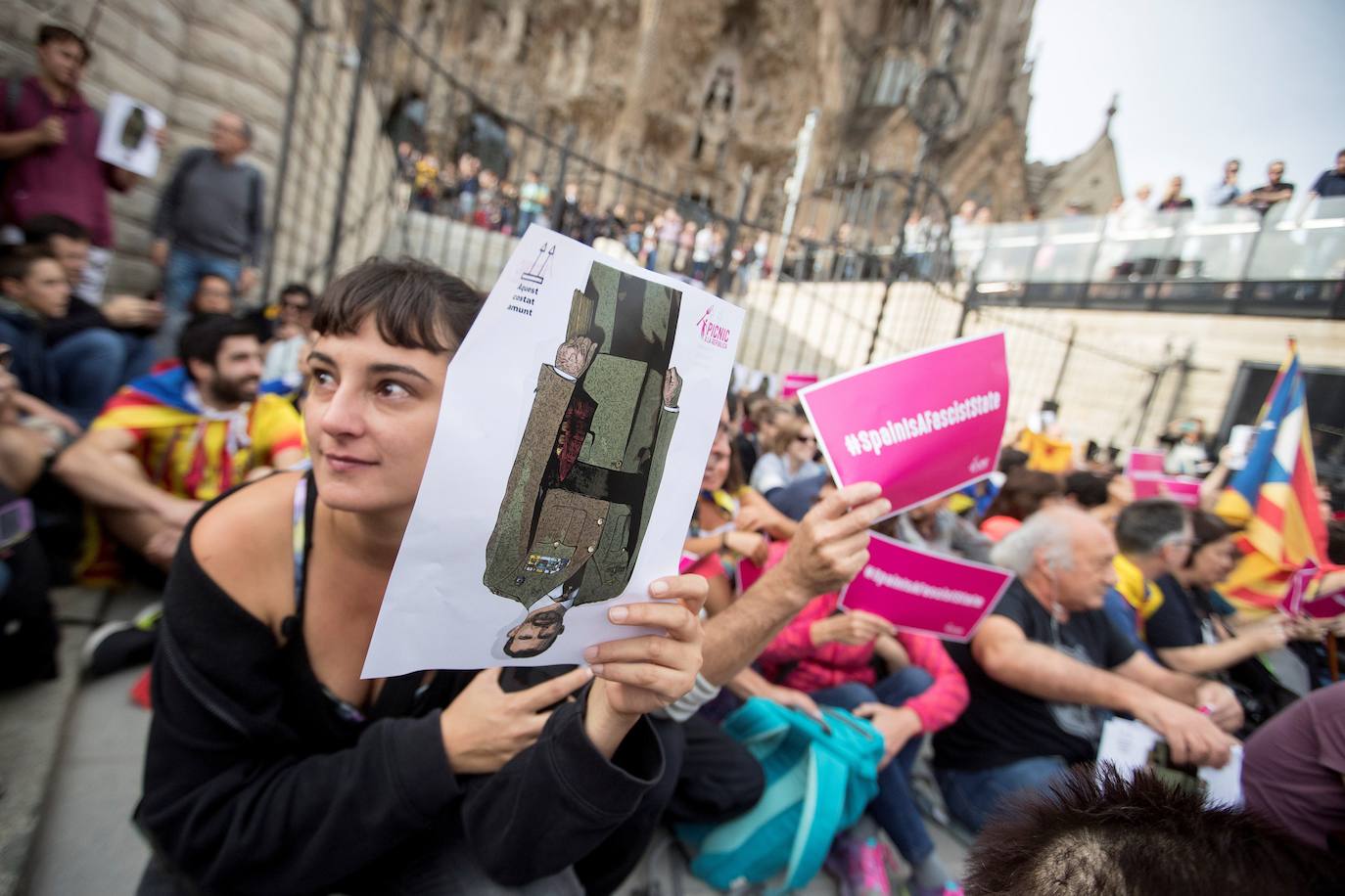 Centenares de personas protagonizan una sentada ante la Sagrada Familia de Barcelona hoy viernes