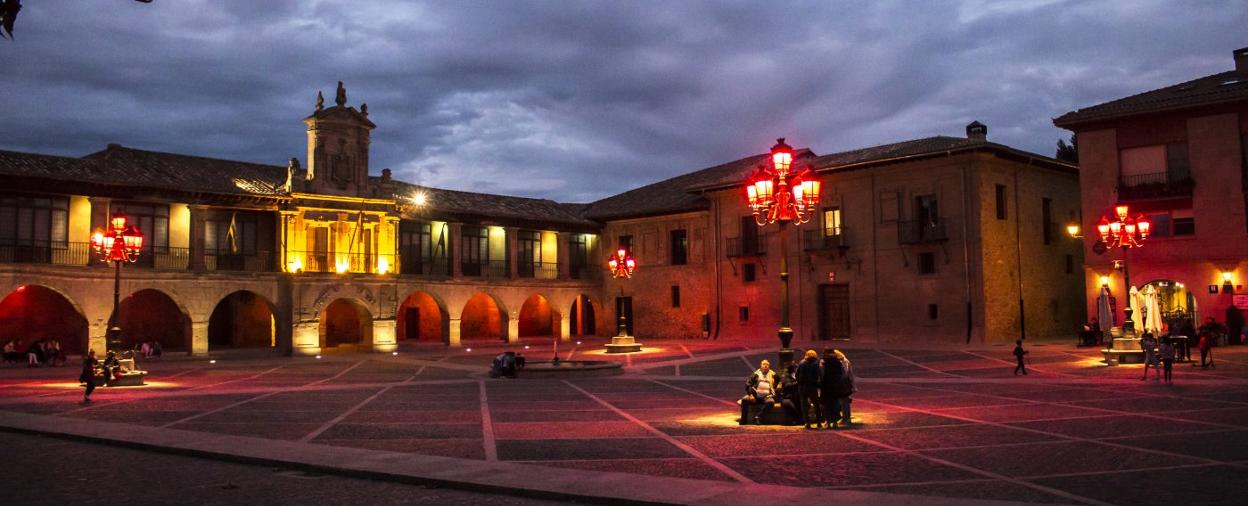 La plaza de España en Santo Domingo de la Calzada, con una iluminación especial y solidaria