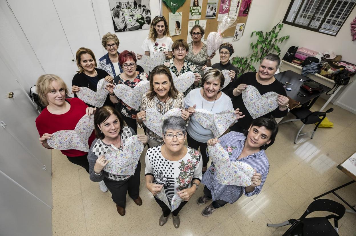 La presidenta de la AECC de La Rioja, Elena Eguizábal y varias de las participantes en el curso de almazuelas de la asociación posan, tras su reunión del miércoles, con las fundas de las futuras almohadas del corazón