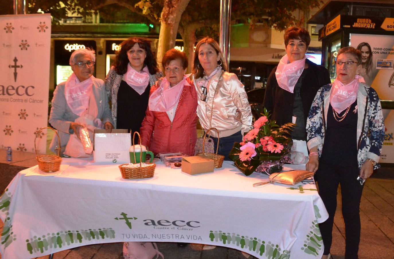 El municipio se tiñó ayer de rosa en apoyo a las mujeres, especialmente a las riojanas, que cada día luchan contra el cáncer de mama