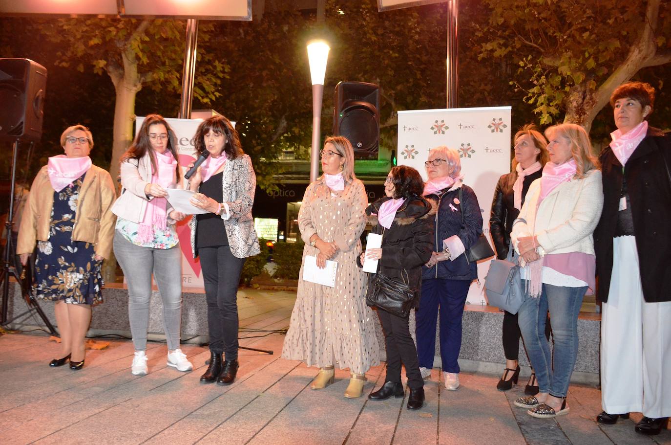 El municipio se tiñó ayer de rosa en apoyo a las mujeres, especialmente a las riojanas, que cada día luchan contra el cáncer de mama