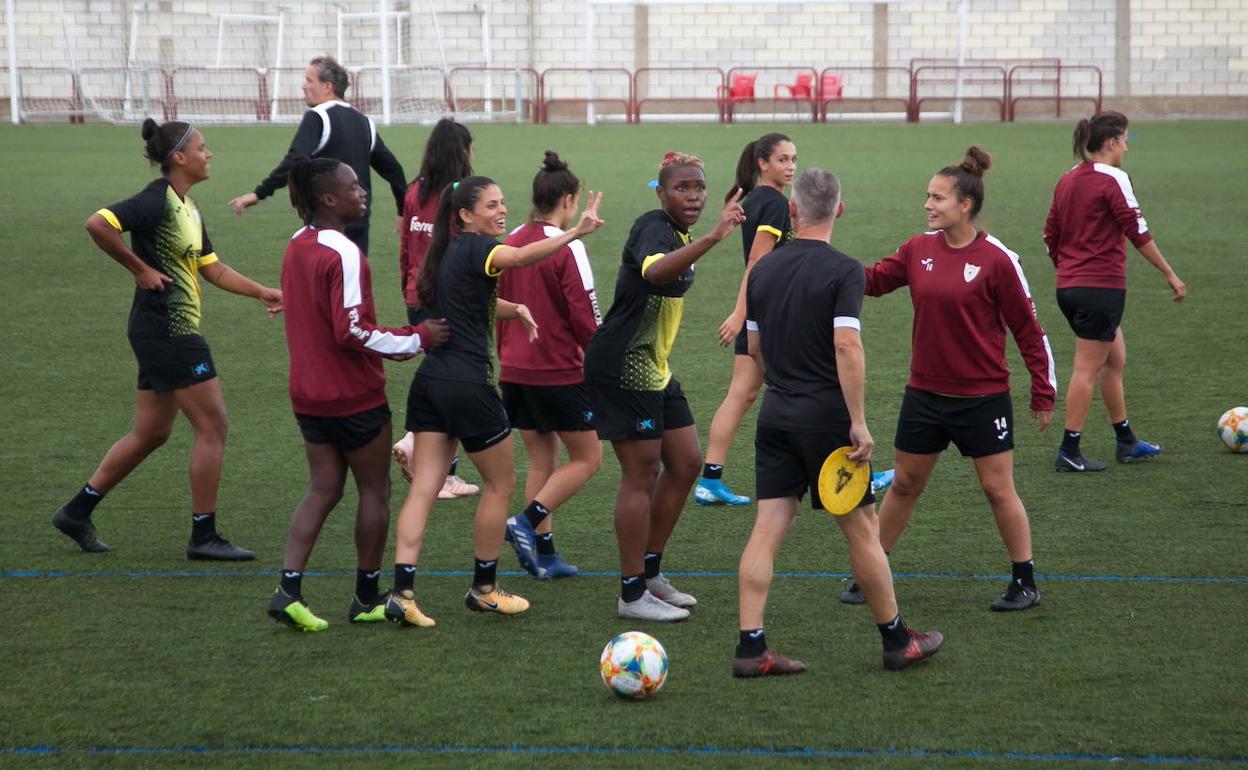 Un momento distendido de un entrenamiento del EDF Logroño en el Mundial 82