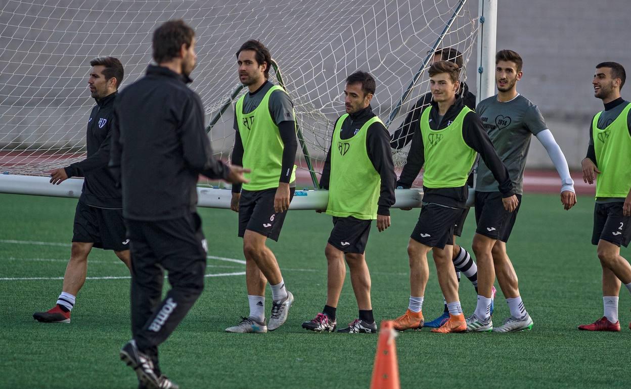 Los jugadores del Haro trasladan una de las porterías durante uno de los entrenamientos de esta semana