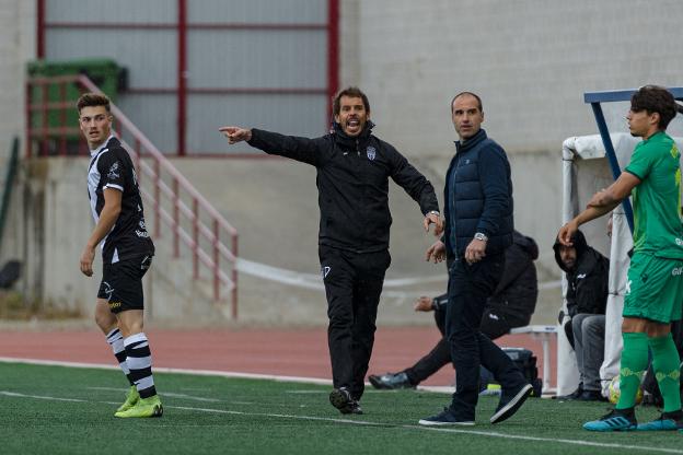 Aitor Calle durante el partido de ayer en El Mazo. :: DONÉZAR