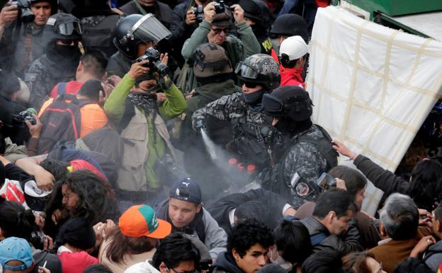 Carga de la policía boliviana contra los manifestantes opositores. 