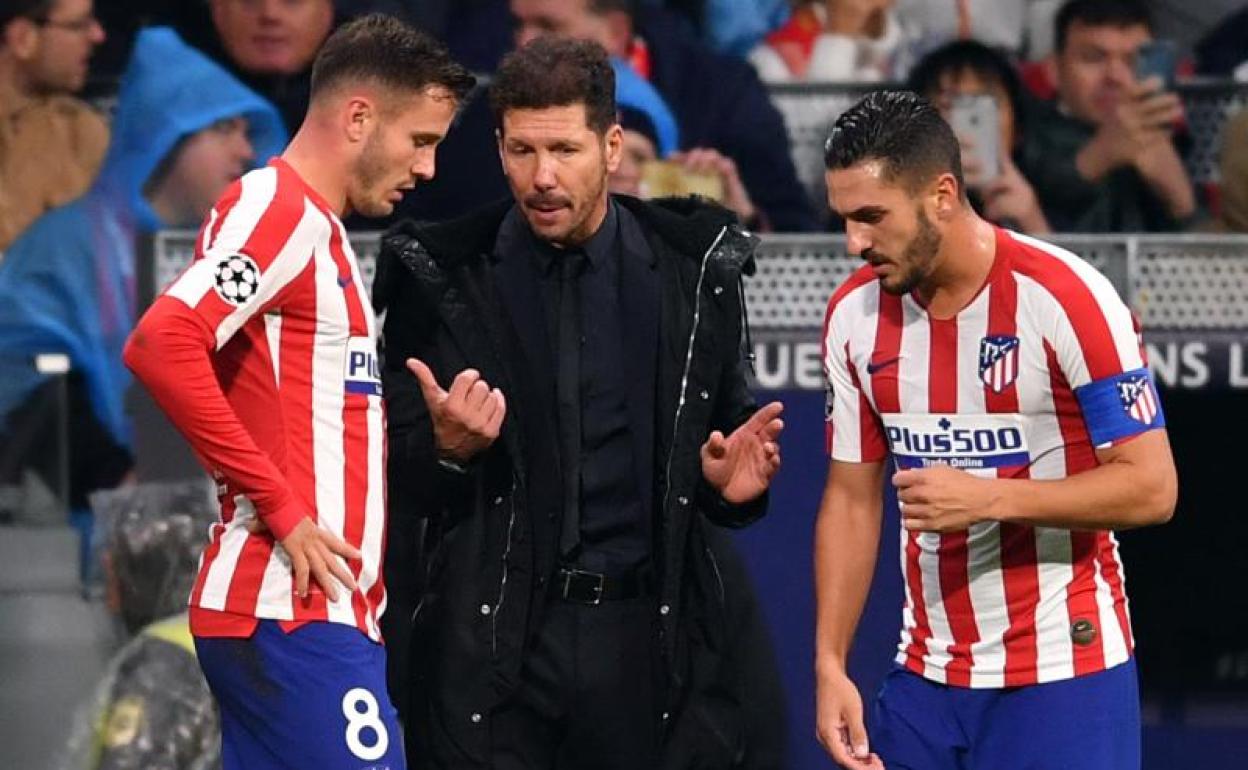 Simeone conversa con Saúl y Koke en el transcurso del partido de Championes del martes entre el Atlético y el Bayer Leverkusen, en el Metropolitano. 