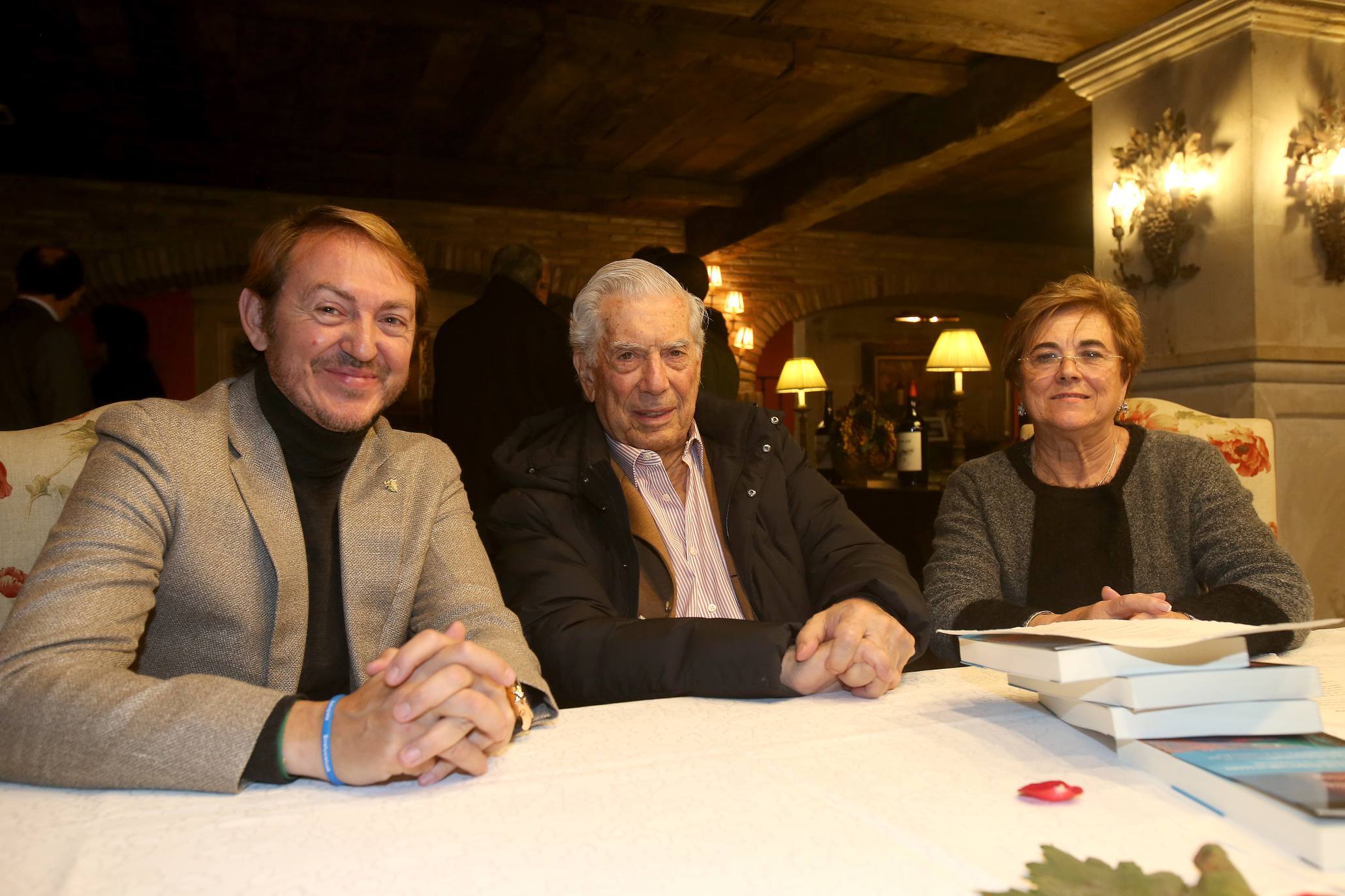 El Nobel hispano-peruano, Mario Vargas Llosa, visitó el martes el Museo Vivanco. El escritor abrirá este miércoles en Logroño la novena edición de Futuro en Español, que reunirá además a una veintena de expertos para debatir sobre 'Educación y transformación digital'