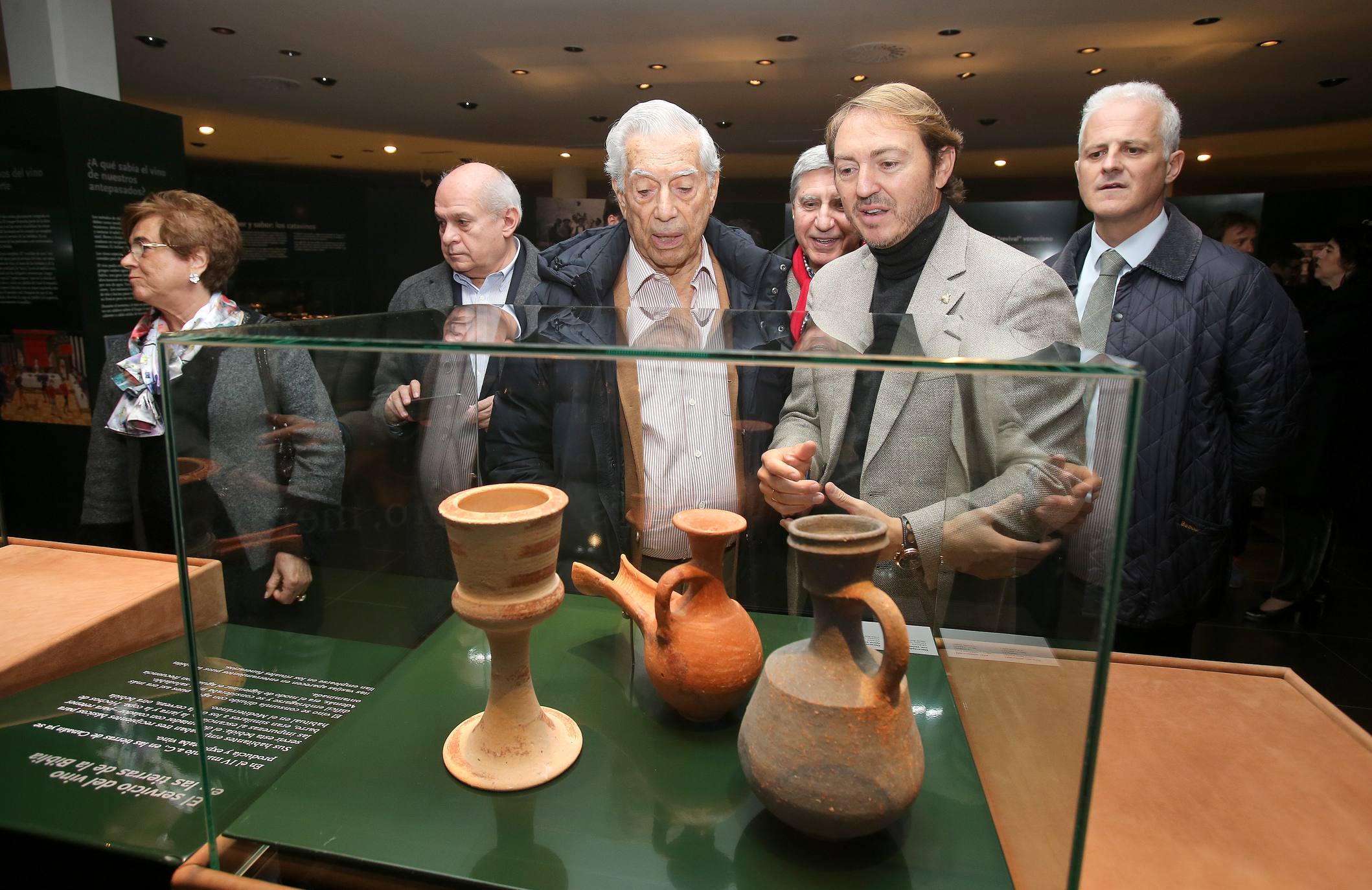 El Nobel hispano-peruano, Mario Vargas Llosa, visitó el martes el Museo Vivanco. El escritor abrirá este miércoles en Logroño la novena edición de Futuro en Español, que reunirá además a una veintena de expertos para debatir sobre 'Educación y transformación digital'