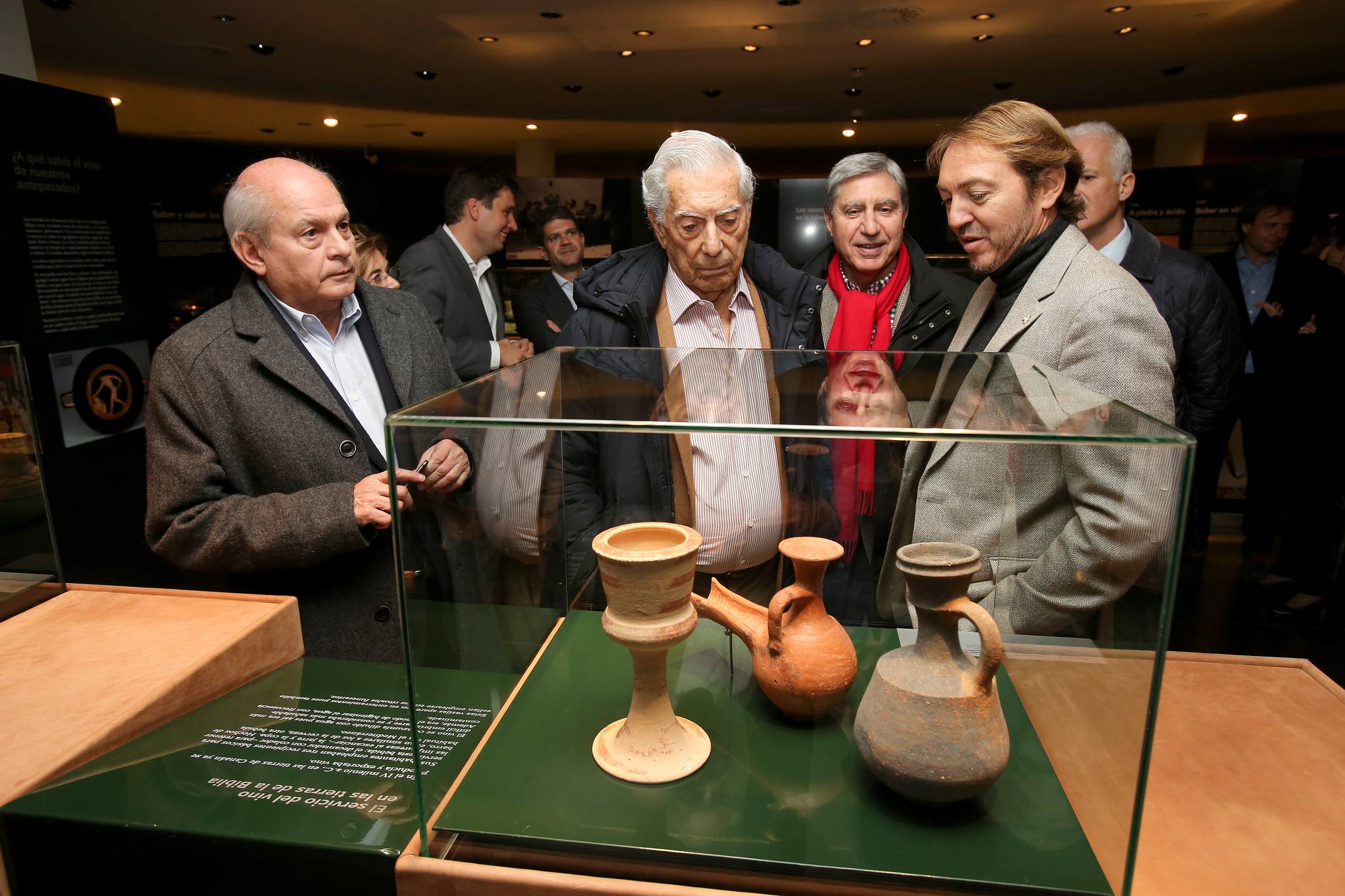 El Nobel hispano-peruano, Mario Vargas Llosa, visitó el martes el Museo Vivanco. El escritor abrirá este miércoles en Logroño la novena edición de Futuro en Español, que reunirá además a una veintena de expertos para debatir sobre 'Educación y transformación digital'