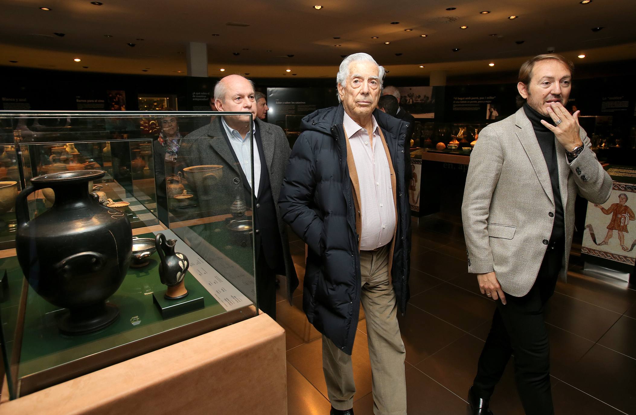 El Nobel hispano-peruano, Mario Vargas Llosa, visitó el martes el Museo Vivanco. El escritor abrirá este miércoles en Logroño la novena edición de Futuro en Español, que reunirá además a una veintena de expertos para debatir sobre 'Educación y transformación digital'