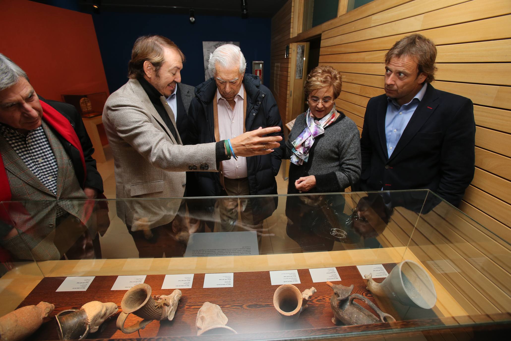 El Nobel hispano-peruano, Mario Vargas Llosa, visitó el martes el Museo Vivanco. El escritor abrirá este miércoles en Logroño la novena edición de Futuro en Español, que reunirá además a una veintena de expertos para debatir sobre 'Educación y transformación digital'