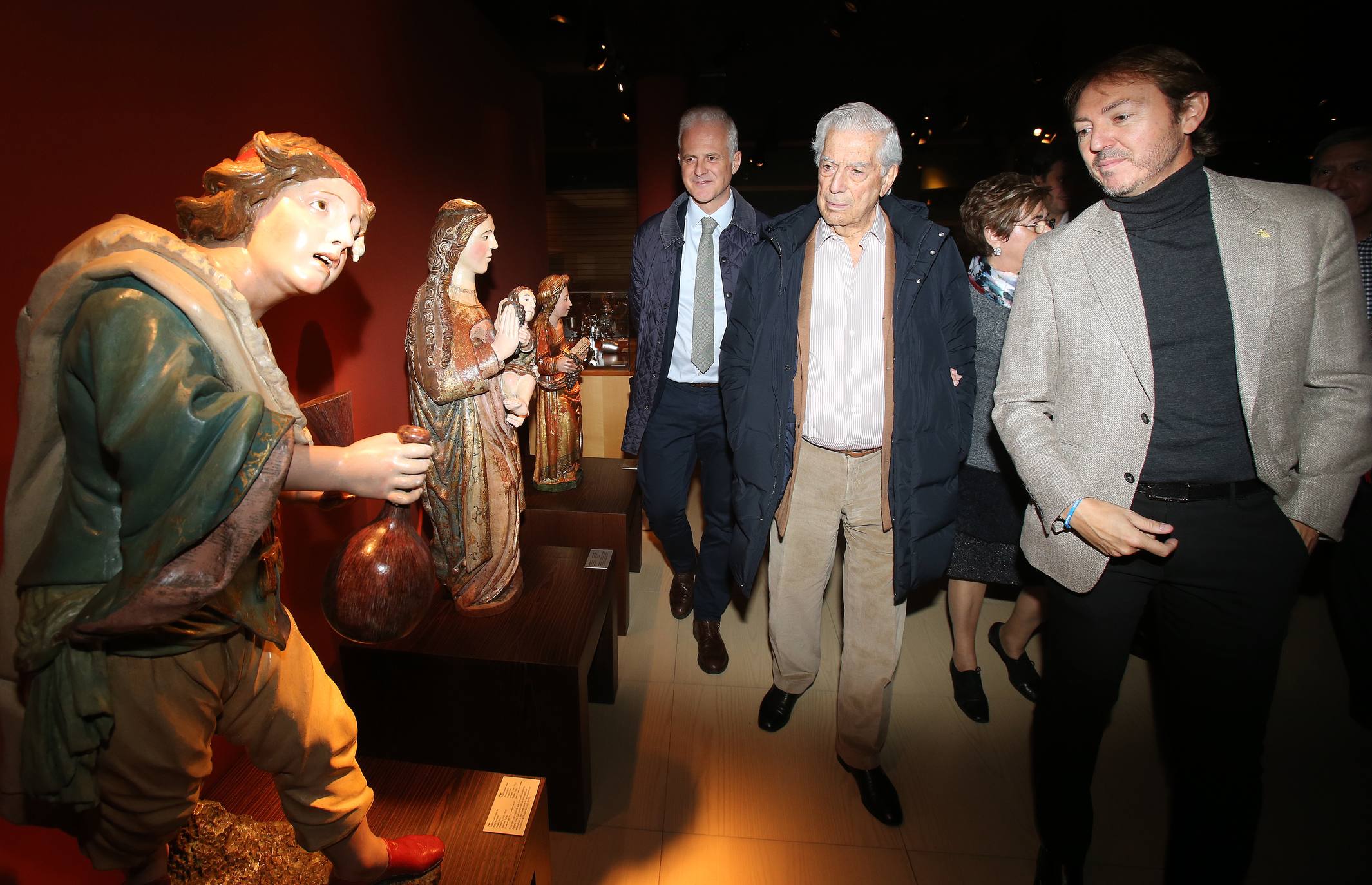 El Nobel hispano-peruano, Mario Vargas Llosa, visitó el martes el Museo Vivanco. El escritor abrirá este miércoles en Logroño la novena edición de Futuro en Español, que reunirá además a una veintena de expertos para debatir sobre 'Educación y transformación digital'