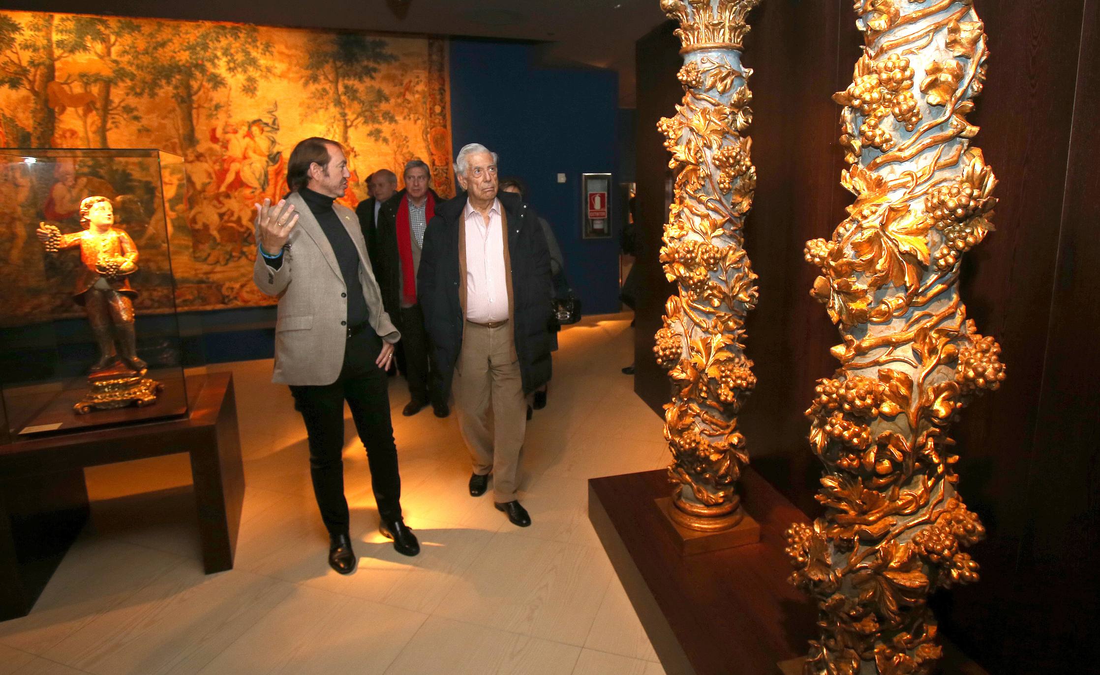 El Nobel hispano-peruano, Mario Vargas Llosa, visitó el martes el Museo Vivanco. El escritor abrirá este miércoles en Logroño la novena edición de Futuro en Español, que reunirá además a una veintena de expertos para debatir sobre 'Educación y transformación digital'