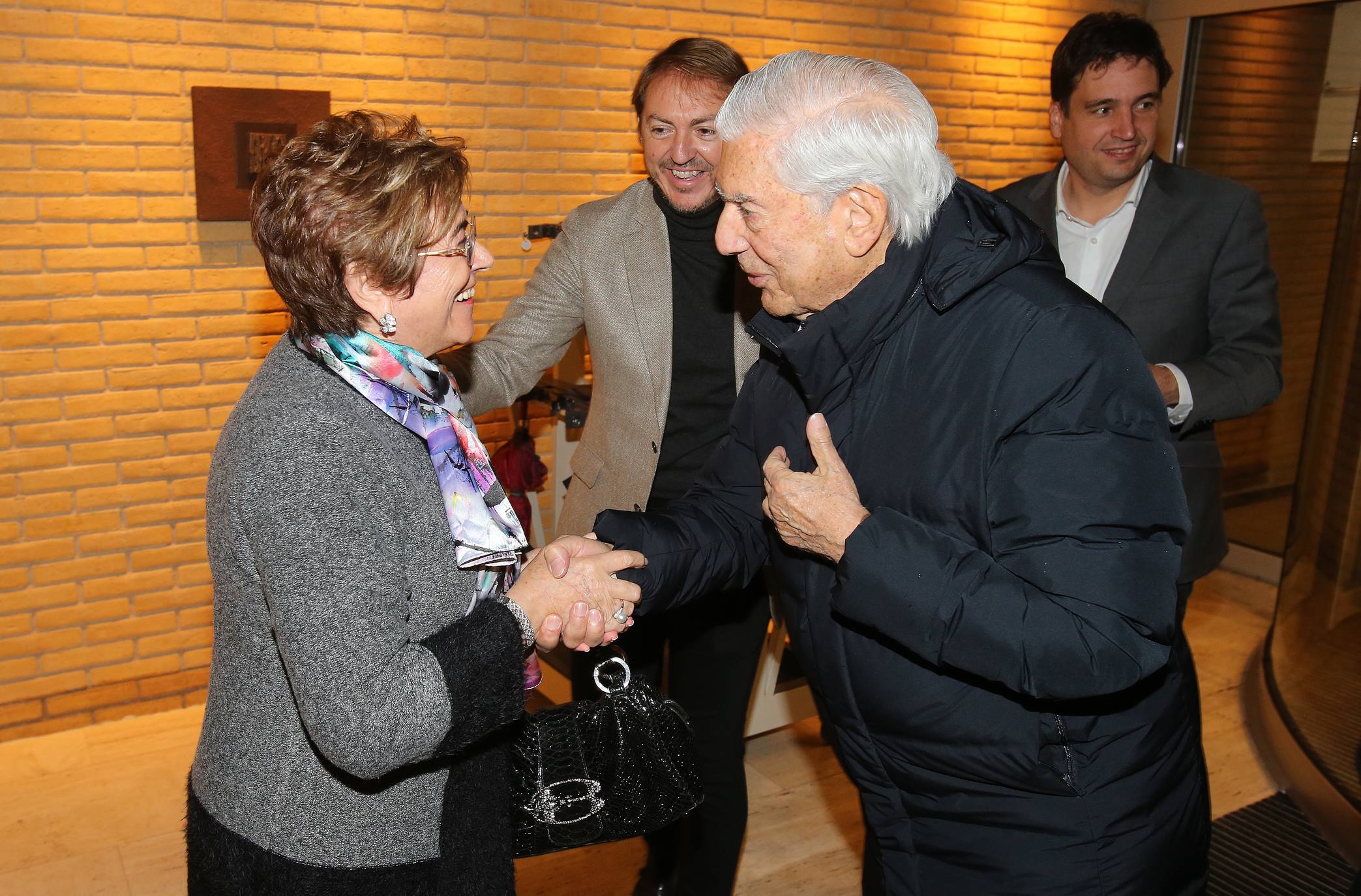 El Nobel hispano-peruano, Mario Vargas Llosa, visitó el martes el Museo Vivanco. El escritor abrirá este miércoles en Logroño la novena edición de Futuro en Español, que reunirá además a una veintena de expertos para debatir sobre 'Educación y transformación digital'