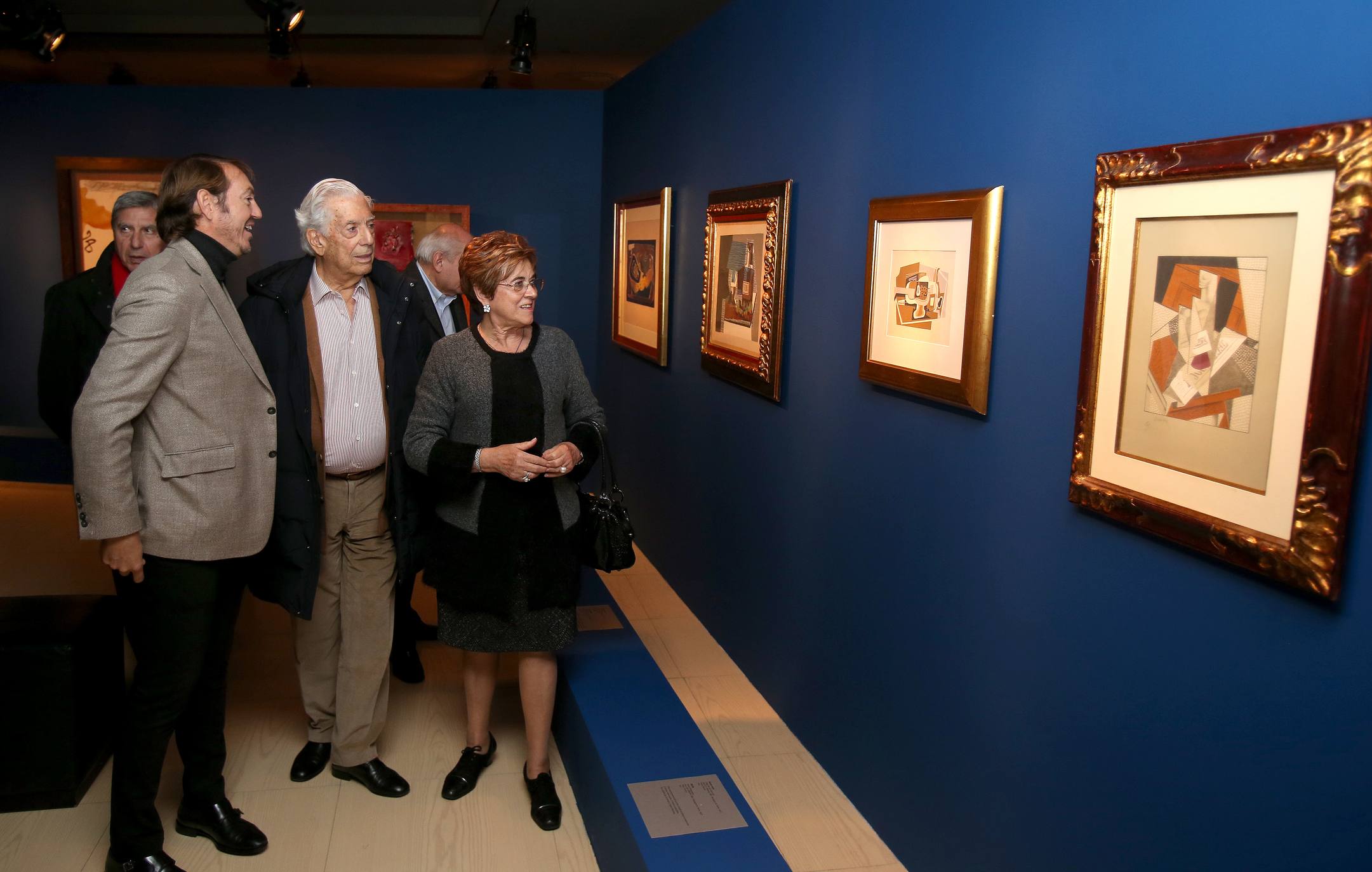 El Nobel hispano-peruano, Mario Vargas Llosa, visitó el martes el Museo Vivanco. El escritor abrirá este miércoles en Logroño la novena edición de Futuro en Español, que reunirá además a una veintena de expertos para debatir sobre 'Educación y transformación digital'