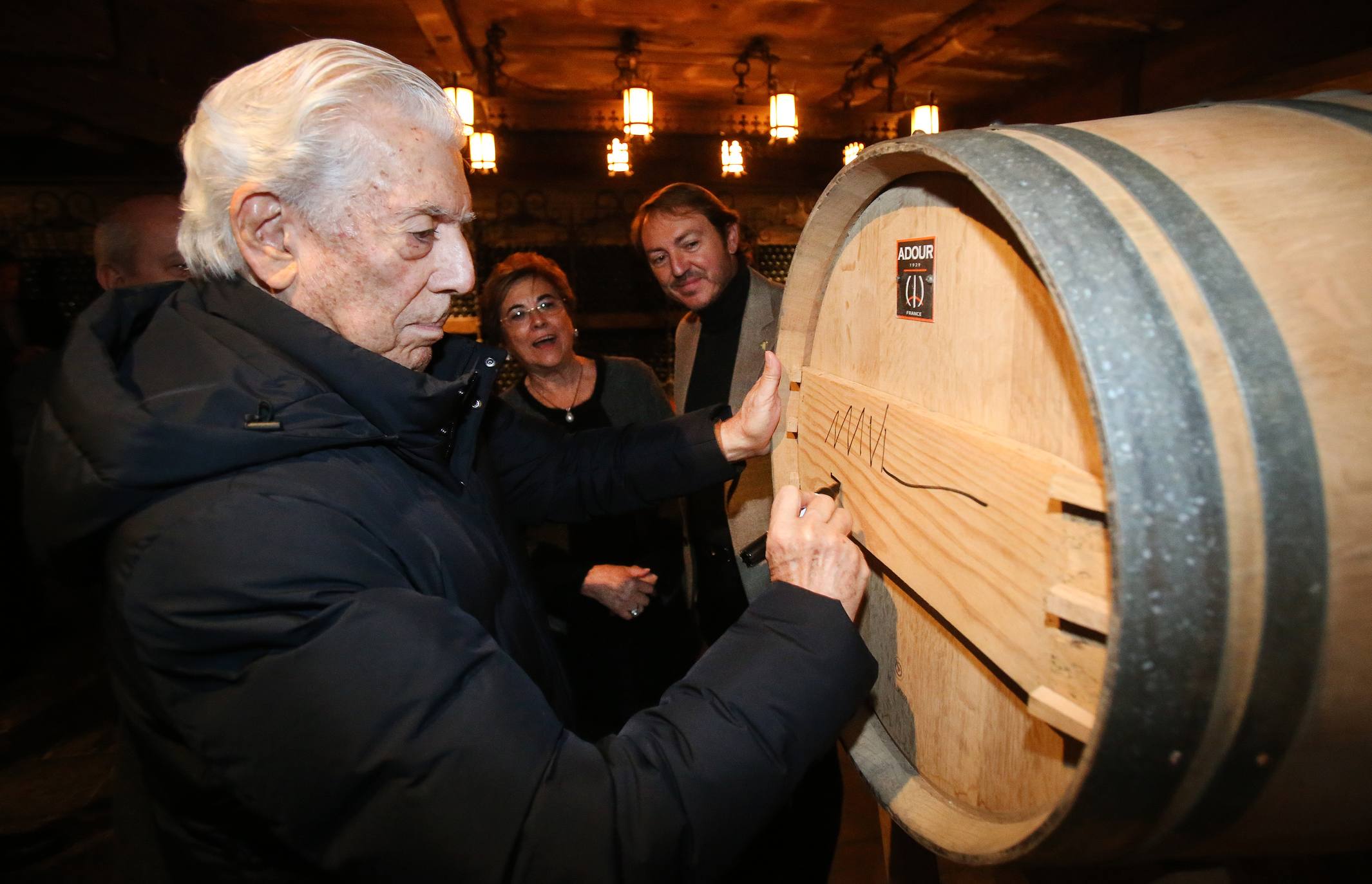 El Nobel hispano-peruano, Mario Vargas Llosa, visitó el martes el Museo Vivanco. El escritor abrirá este miércoles en Logroño la novena edición de Futuro en Español, que reunirá además a una veintena de expertos para debatir sobre 'Educación y transformación digital'