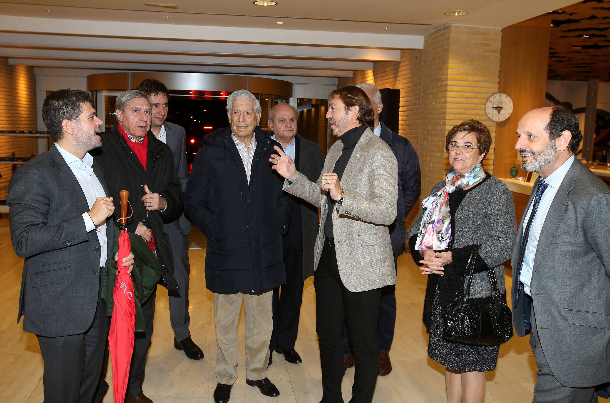 El Nobel hispano-peruano, Mario Vargas Llosa, visitó el martes el Museo Vivanco. El escritor abrirá este miércoles en Logroño la novena edición de Futuro en Español, que reunirá además a una veintena de expertos para debatir sobre 'Educación y transformación digital'