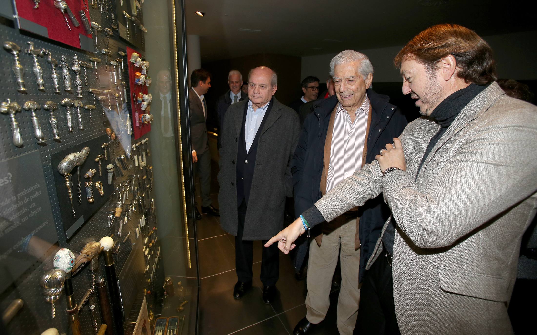 El Nobel hispano-peruano, Mario Vargas Llosa, visitó el martes el Museo Vivanco. El escritor abrirá este miércoles en Logroño la novena edición de Futuro en Español, que reunirá además a una veintena de expertos para debatir sobre 'Educación y transformación digital'