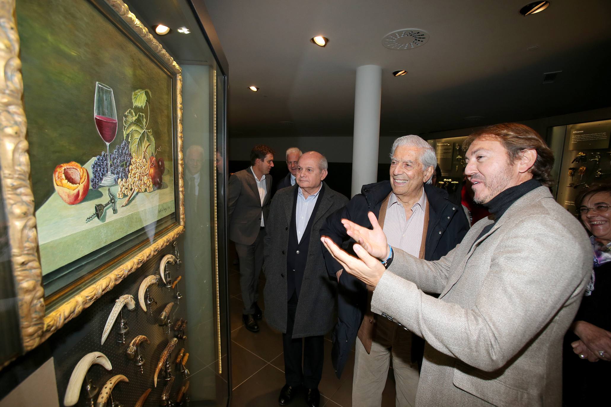 El Nobel hispano-peruano, Mario Vargas Llosa, visitó el martes el Museo Vivanco. El escritor abrirá este miércoles en Logroño la novena edición de Futuro en Español, que reunirá además a una veintena de expertos para debatir sobre 'Educación y transformación digital'