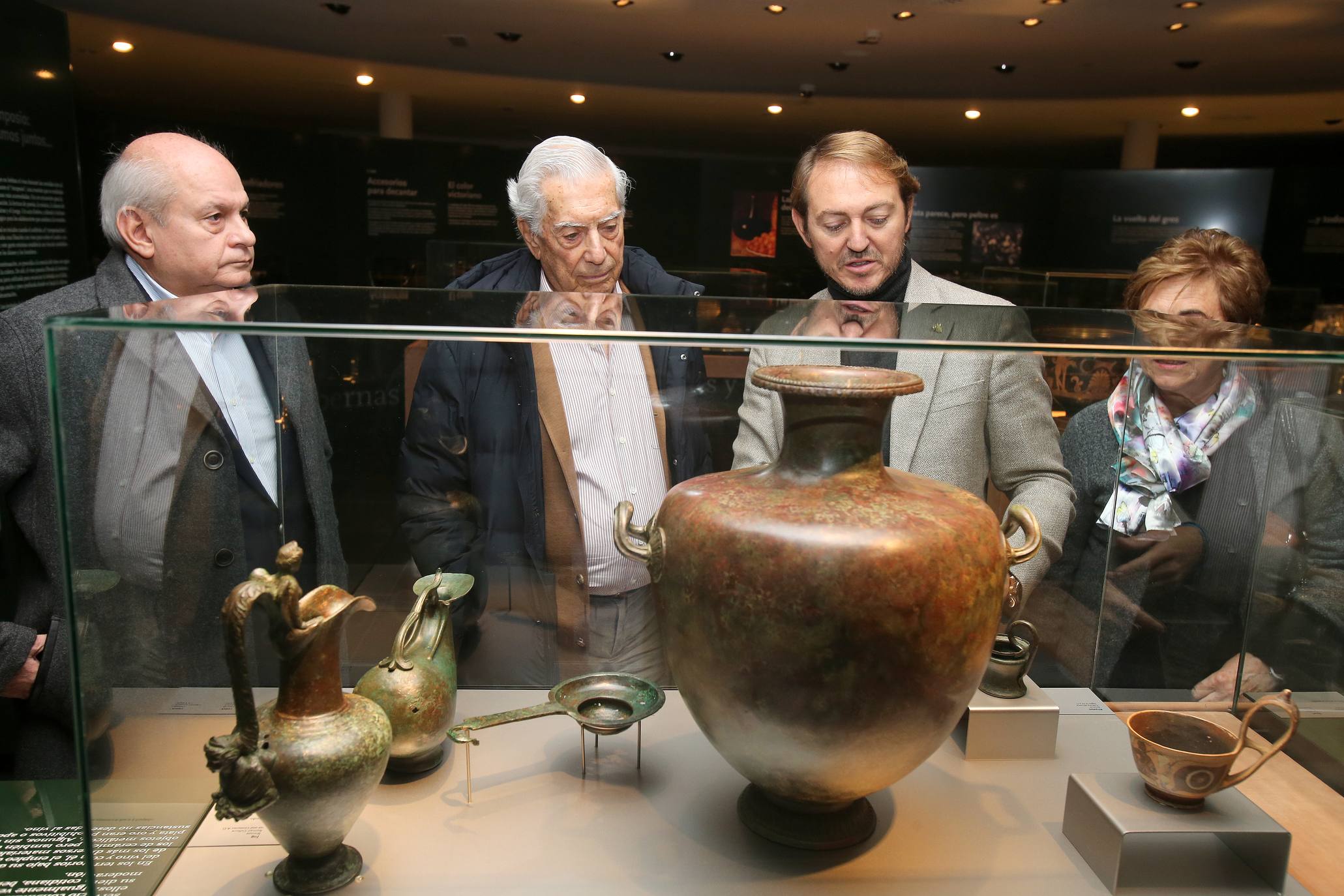 El Nobel hispano-peruano, Mario Vargas Llosa, visitó el martes el Museo Vivanco. El escritor abrirá este miércoles en Logroño la novena edición de Futuro en Español, que reunirá además a una veintena de expertos para debatir sobre 'Educación y transformación digital'