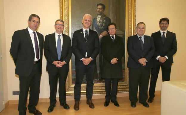 Galería. El alcalde de Logroño, Pablo Hermoso de Mendoza, recibió en la tarde de ayer a diferentes personalidades con motivo de la celebración de las IXJornadas Futuro en Español. El acto, previo al encuentro de Mario Vargas Llosa y Pedro Cateriano en el Círculo, que inauguró el alcalde, tuvo lugar en la Sala de Retratos del Ayuntamiento logroñés.