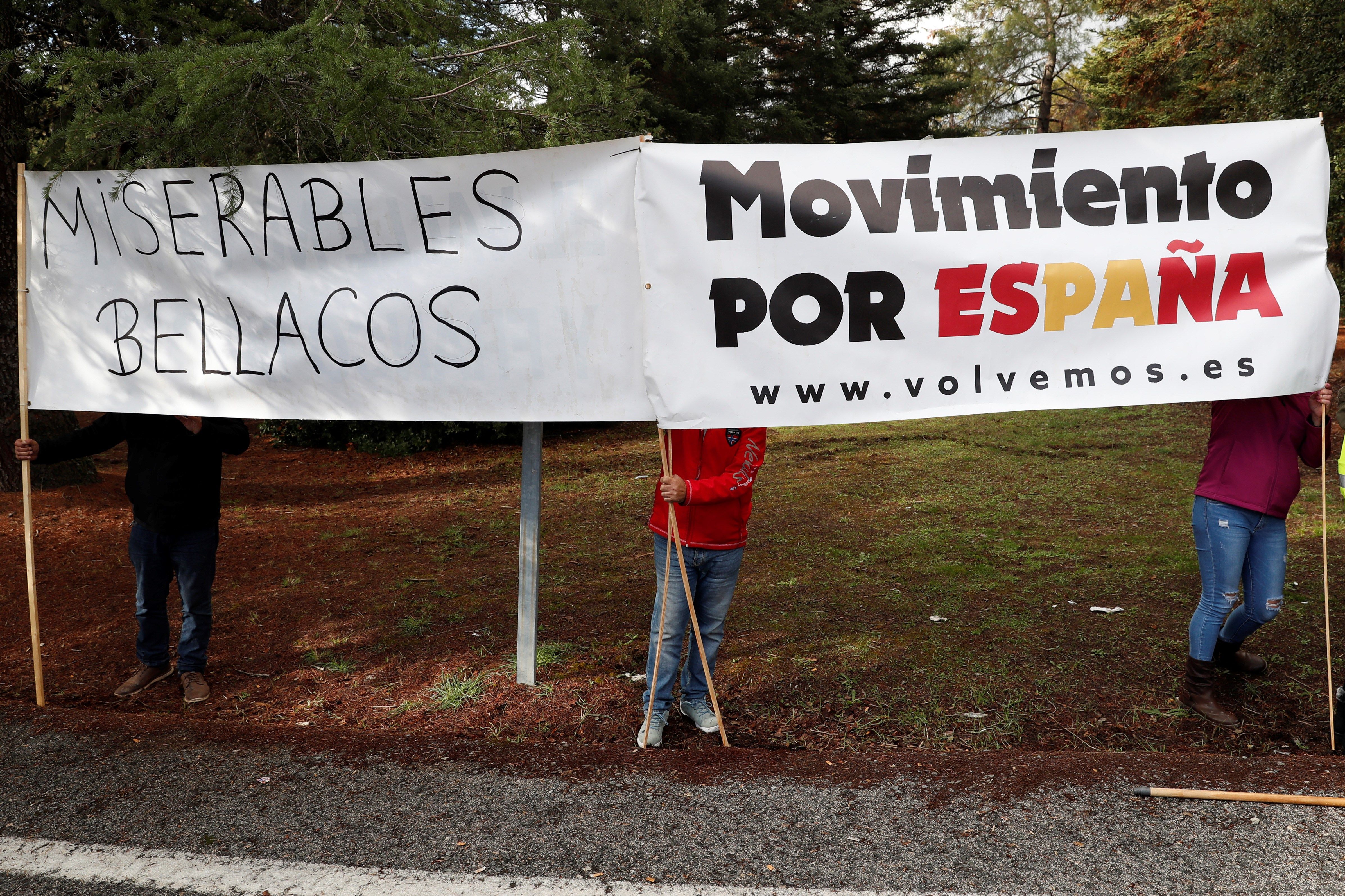 Varias personas despliegan una pancarta a favor del dictador a la entrada del Valle de los Caídos.