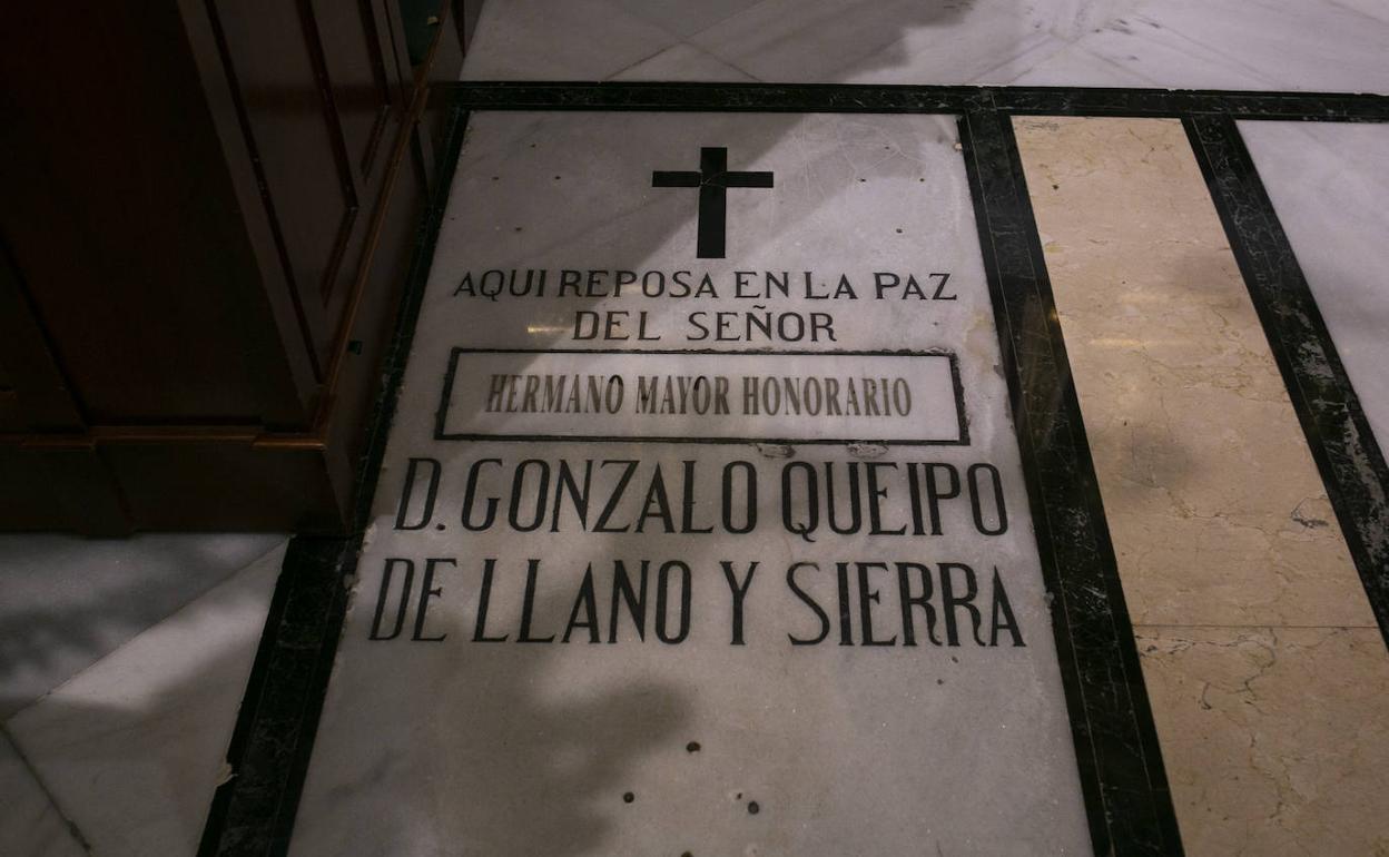 Tumba de Queipo de Llano en la Basílica de la Macarena de Sevilla. 