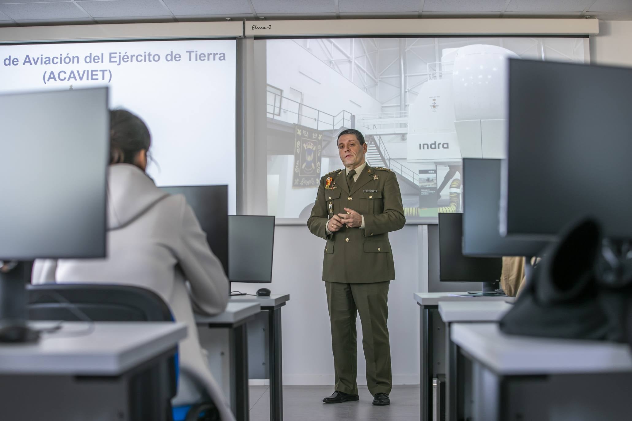 El Ejército de Tierra ha incorporado a la base de helicópteros de Agoncillo (La Rioja) el primer simulador de vuelo, del NH-90, con el que podrán trabajar de forma interconectada con otras escuelas de pilotos de este cuerpo y, en el futuro, del Ejército del Aire y de la Armada.