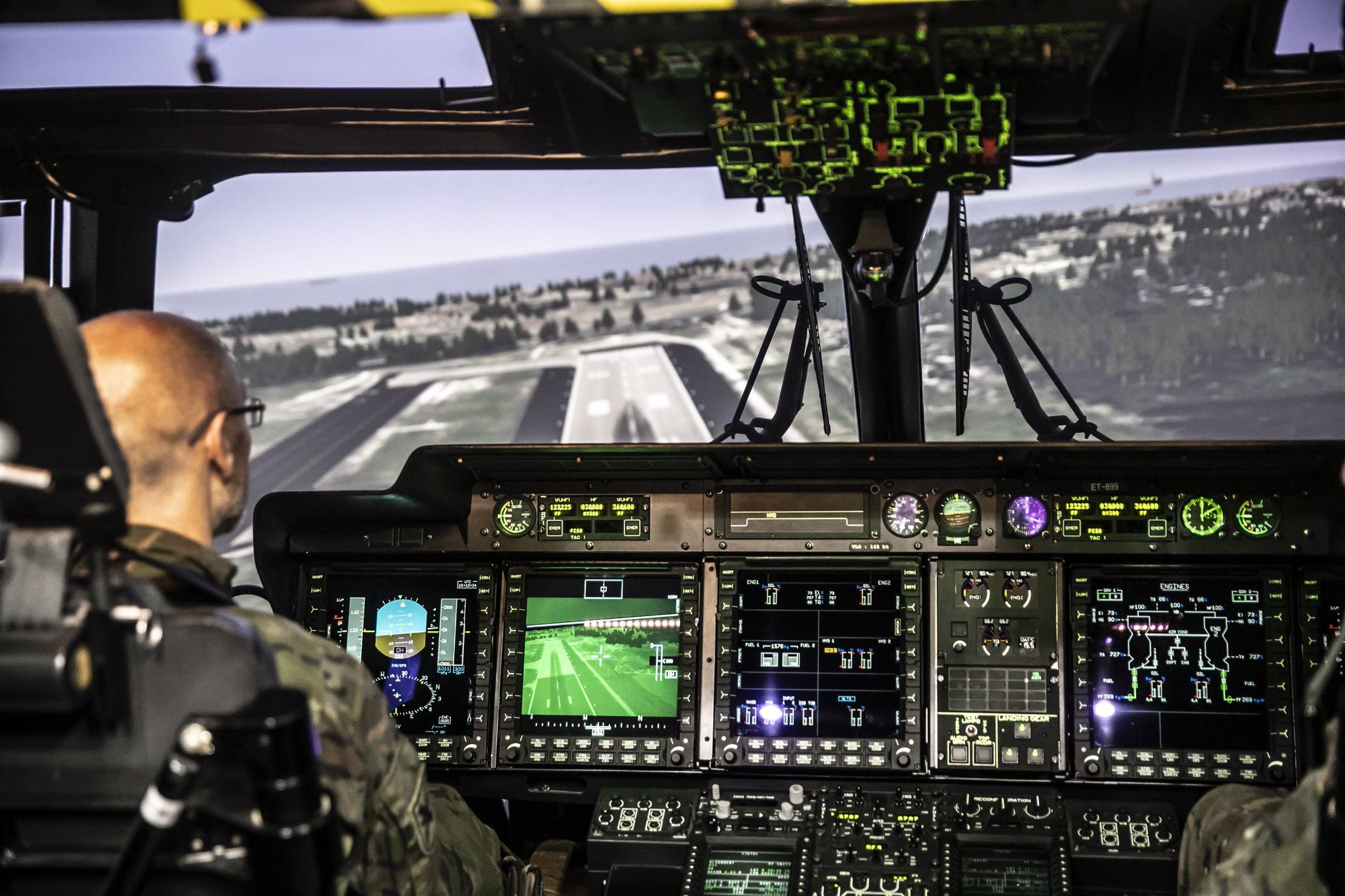 El Ejército de Tierra ha incorporado a la base de helicópteros de Agoncillo (La Rioja) el primer simulador de vuelo, del NH-90, con el que podrán trabajar de forma interconectada con otras escuelas de pilotos de este cuerpo y, en el futuro, del Ejército del Aire y de la Armada.