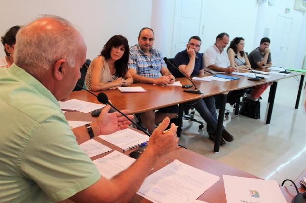 Ana Belén Martínez, Juan Pedro Martínez y Enrique San Román observan a Santolaya en un pleno de 2015. 