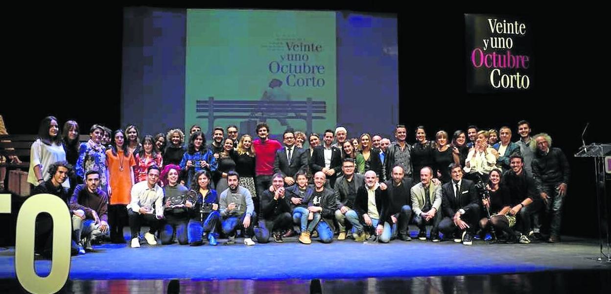 Fotografía de familia de premiados y organizadores tras la gala de clausura y entrega de premios en el Cervantes.