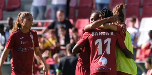 Barbra Banda es felicitada por sus compañeras después de anotar un gol. 