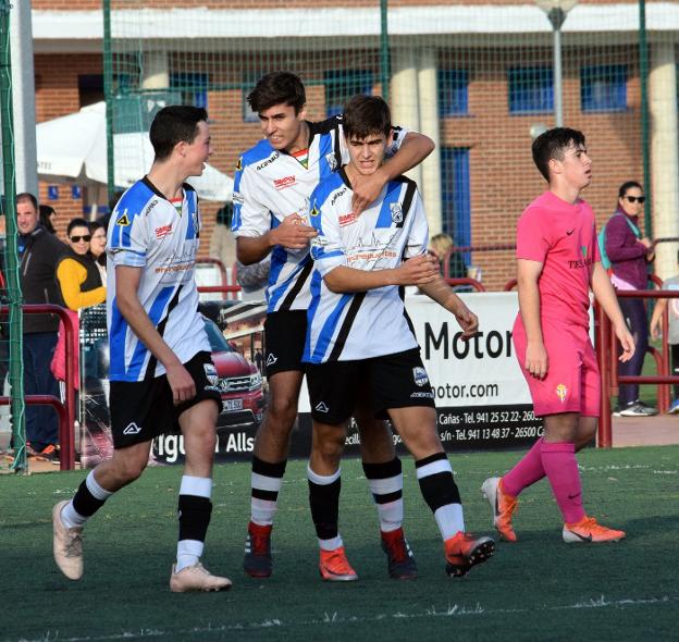 Los jugadores del Valvanera celebran un gol. 