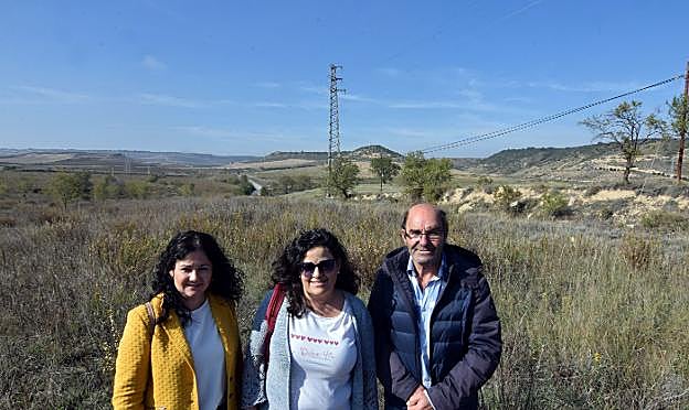 Llaría, Pinillos y Loma, responsables y colaborador de la Asociación de Vecinos de Valdegastea, ante los terrenos de la futura ciudad deportiva.