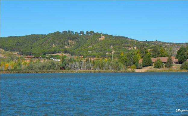 Vista del lago y del pinar por donde discurre el circuito de La Grajera 