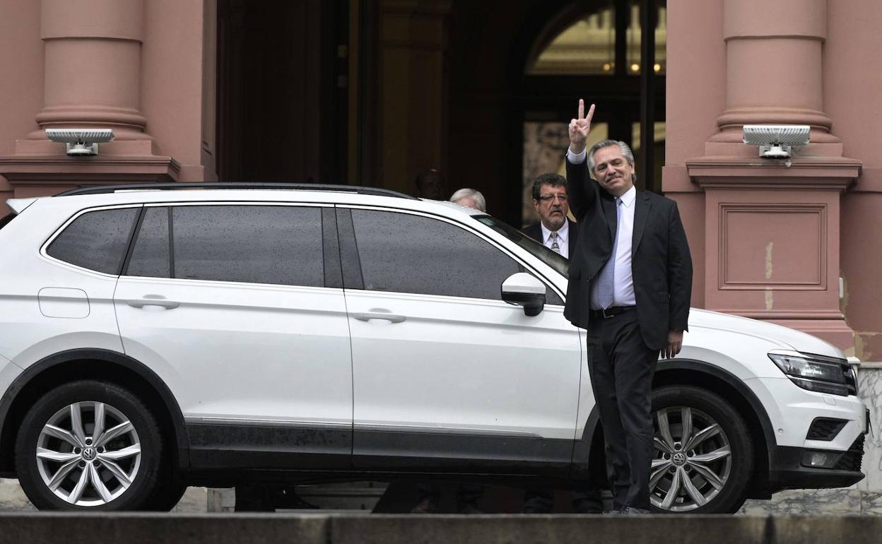 El presidente electo Alberto Fernández saluda al abandonar la Casa Rosada, tras su reunión este lunes con Mauricio Macri.