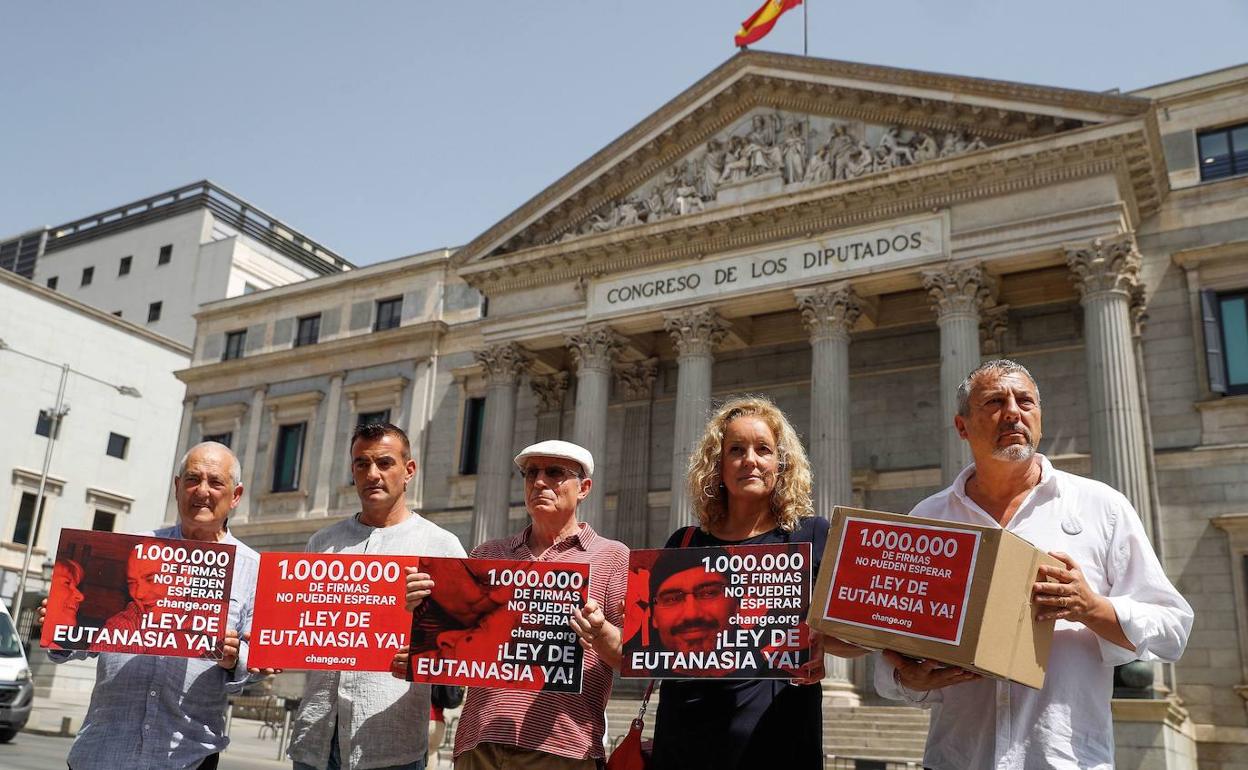 Un grupo de personas, durante la presentación en el Congreso de los Diputados el pasado mes de julio del millón de firmas recogidas para aprobar la eutanasia en España.