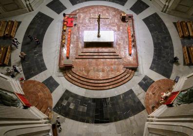 Imagen secundaria 1 - Fotografías del interior de la basílica del Valle de los Caídos tras las obras realizadas para reponer el solado que ocupaba la tumba de Francisco Franco y una vista aérea del Valle.