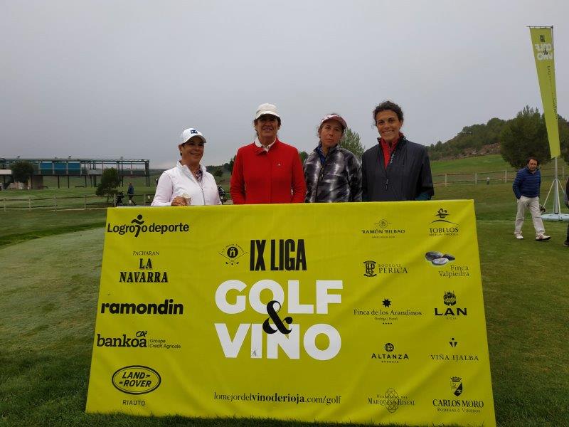 Los juadores posan en el punto de salida antes de comenzar el Torneo Carlos Moro, de la Liga de Golf y Vino.