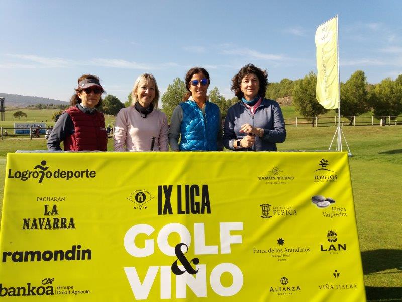 Los juadores posan en el punto de salida antes de comenzar el Torneo Carlos Moro, de la Liga de Golf y Vino.