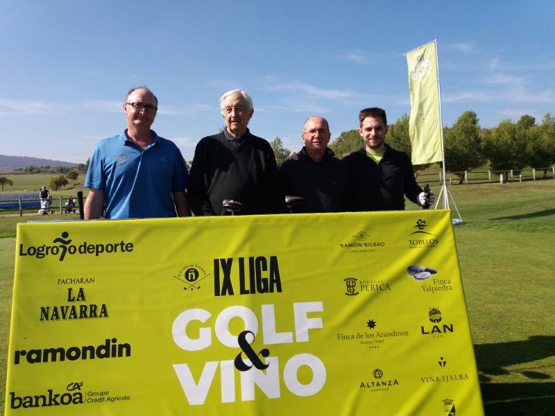 Los juadores posan en el punto de salida antes de comenzar el Torneo Carlos Moro, de la Liga de Golf y Vino.