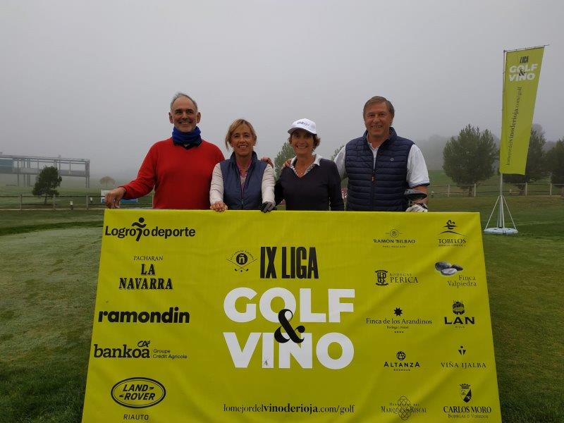 Los juadores posan en el punto de salida antes de comenzar el Torneo Carlos Moro, de la Liga de Golf y Vino.