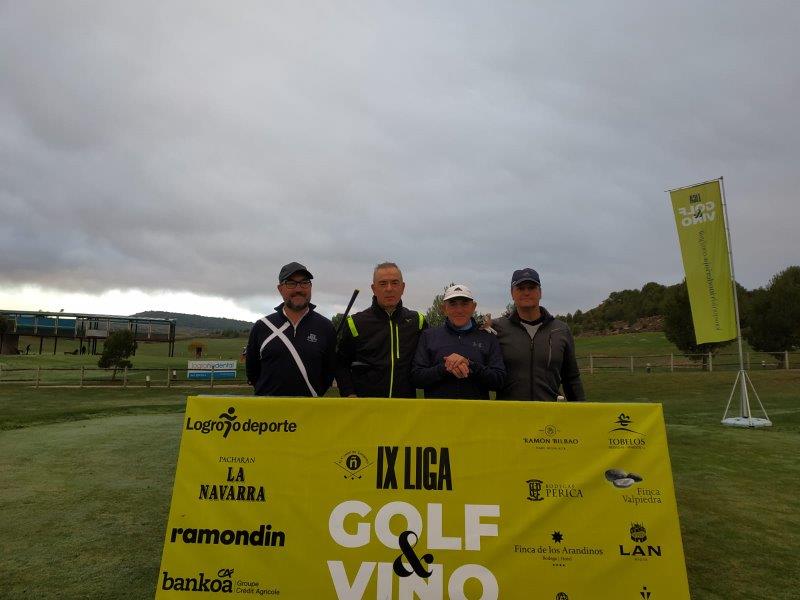 Los juadores posan en el punto de salida antes de comenzar el Torneo Carlos Moro, de la Liga de Golf y Vino.