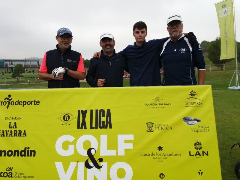 Los juadores posan en el punto de salida antes de comenzar el Torneo Carlos Moro, de la Liga de Golf y Vino.