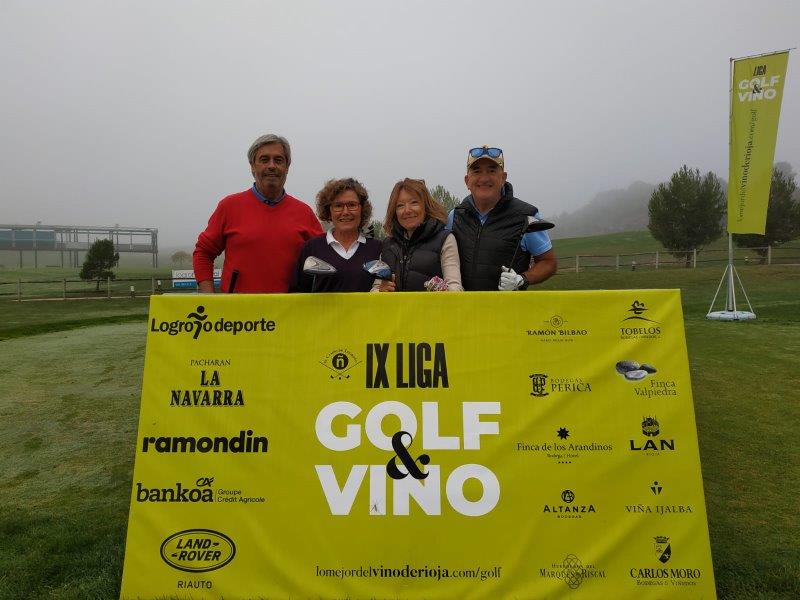 Los juadores posan en el punto de salida antes de comenzar el Torneo Carlos Moro, de la Liga de Golf y Vino.