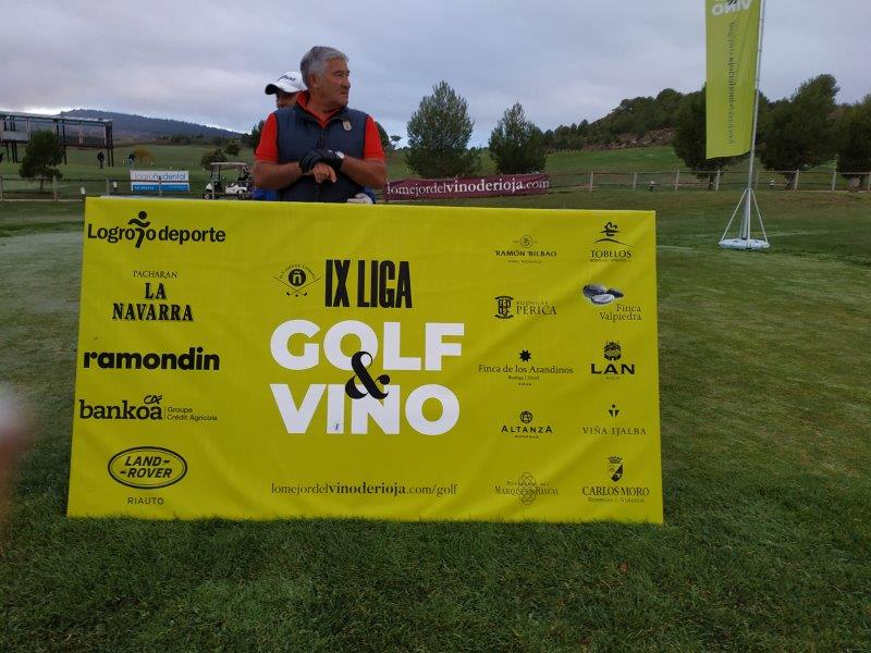 Los juadores posan en el punto de salida antes de comenzar el Torneo Carlos Moro, de la Liga de Golf y Vino.