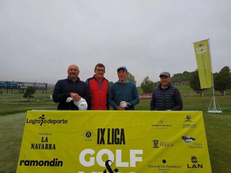 Los juadores posan en el punto de salida antes de comenzar el Torneo Carlos Moro, de la Liga de Golf y Vino.