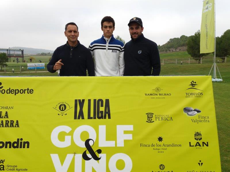 Los juadores posan en el punto de salida antes de comenzar el Torneo Carlos Moro, de la Liga de Golf y Vino.